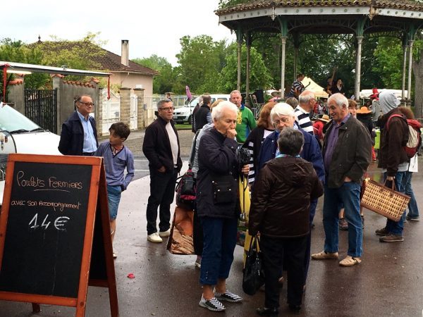 On se rassemble sur ce qui pourrait s'appeler la place du marché