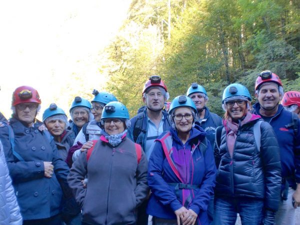 Les randonneurs se sont équipés pour rentrer dans la grotte