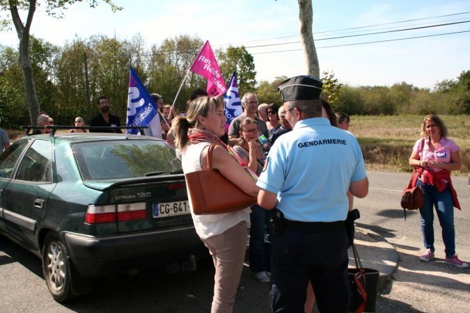 Le Capitaine Campourcy en discussion avec madame Sajus et son avocate