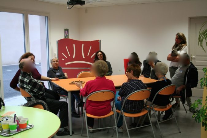 A chaque séance, patients et proches s'accordent un moment de répit pour rompre le face à face.