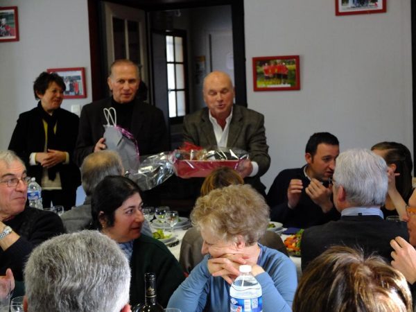 La remise de cadeaux par le président Michel Audoubert assisté par le président du pays sud toulousain Gérard Roujas.