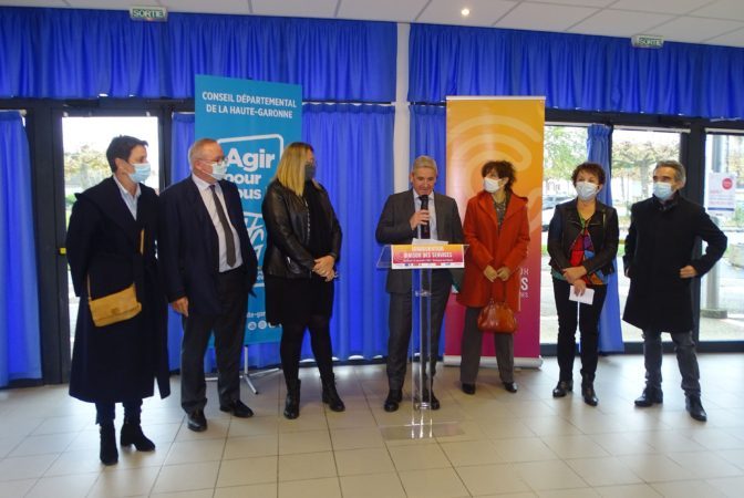 Inauguration de la Maison des services boulonnaise (de g à dr) Céline Laurenties conseillère départementale, le sénateur Pierre Médevielle, Magali Gasto-Oustric présidente de la 5C, Alain Boubée maire de Boulogne, Marie-Paule Demiguel sous-préfète, Maryse Vezat-Baronia, vice-présidente du Conseil départemental en charge du développement des territoires, Jean-Yves Duclos maire de Saint-Gaudens.)