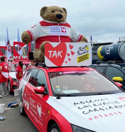 Emeline Souverville, née à Boulogne et vivant à Bagnères,participe à la Caravane du Tour de France, sur la voiture Mécénat Chirurgie Cardiaque, une quatrième formidable expérience pour elle.