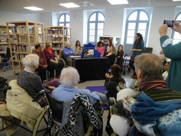 Un atelier créatif et une représentation de théâtre kamishibai à la médiathèque de Boulogne, avec les résidents de l'Ehpad et les enfants, autour du Chat Botté.