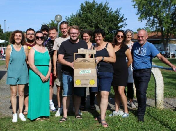 L'association CESO rend hommage à Romain, décédé le 15 août dernier. La photo a été prise le 14 juillet, toute l'équipe aux côtés de Romain (en tshirt blanc au second rang)