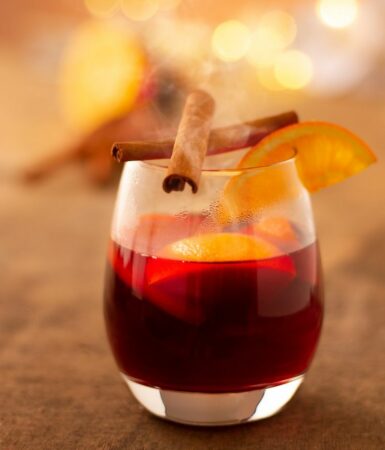 Le beau marché de noël de l'Ehpad Elvire Gay se prépare, décos, vin chaud, cadeaux (photo illustration).